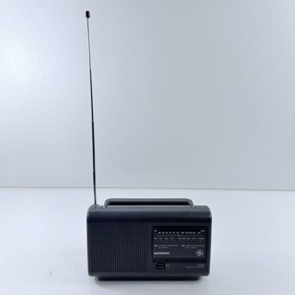 Vintage GE 7-2662C 2 Band Portable AM/FM Gray Small Radio Receiver TESTED WORKS